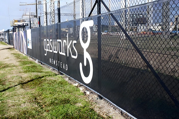 建設現場にPVCメッシュタープを使用する利点